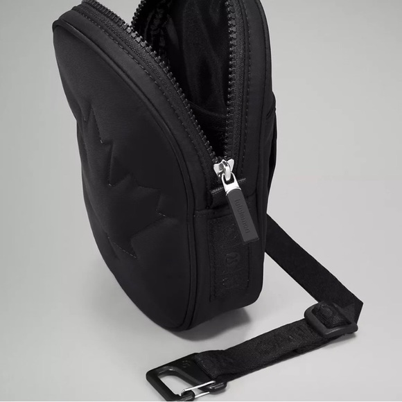 Lululemon Canada future legacy cross body belt bag - Picture 5 of 6